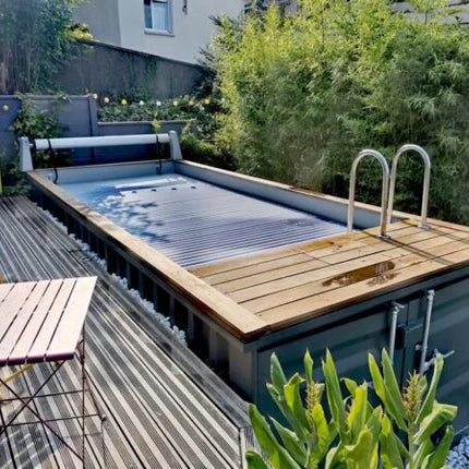 Container für ein 12 m langes Schwimmbecken.