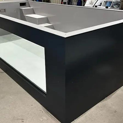 Schwimmbecken aus Polypropylen mit den Maßen 6,5 m x 2,5 m und einem 4 m breiten Fenster