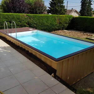 Container für ein 12 m langes Schwimmbecken.