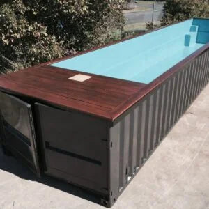 Container für ein 12 m langes Schwimmbecken.