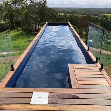 Container für ein 12 m langes Schwimmbecken.